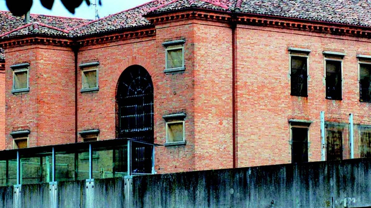 Evade dal carcere saltando il muro