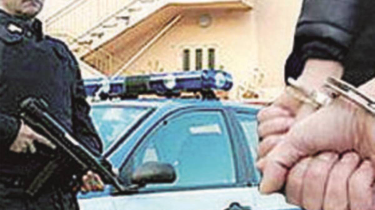 Aggredisce gli agenti e passa la Pasqua in cella