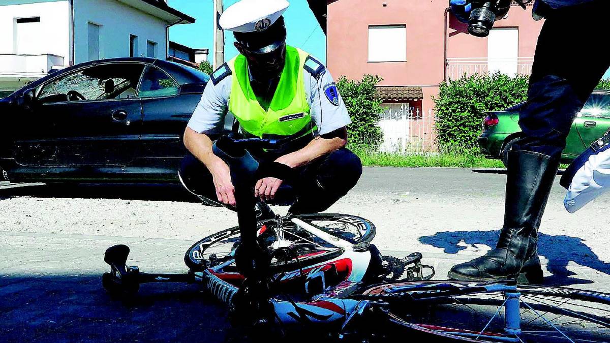Video choc incidente di Hayden: tira dritto allo stop e viene travolto