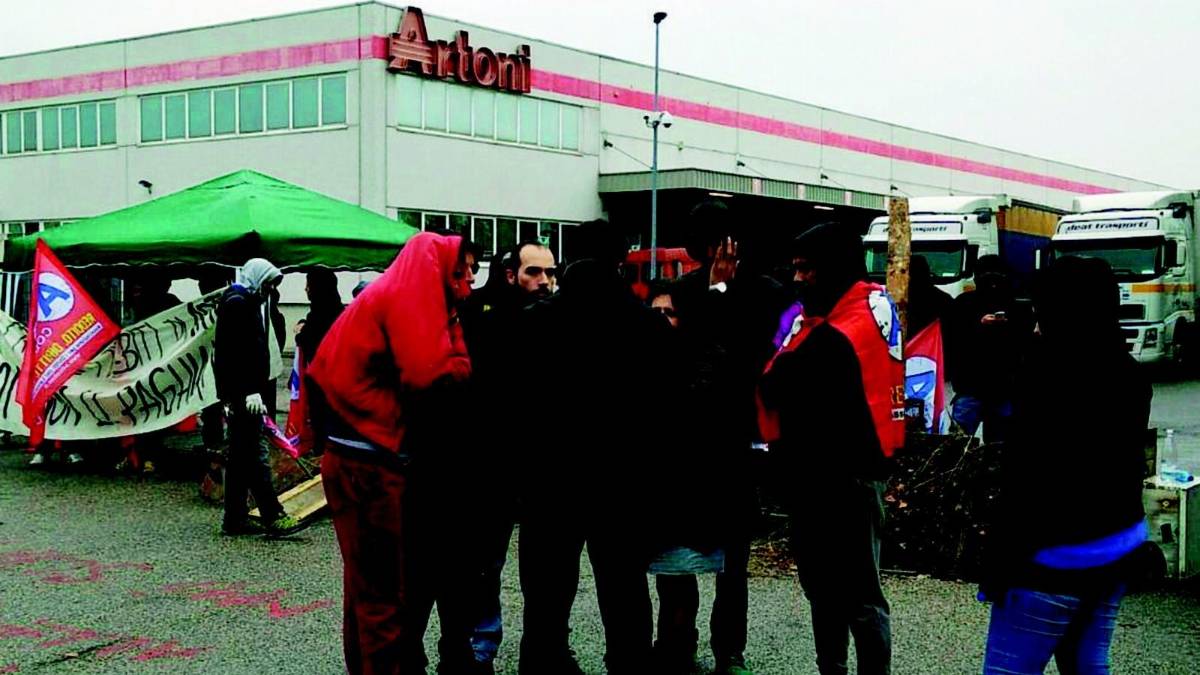 Artoni, cancelli di nuovo bloccati