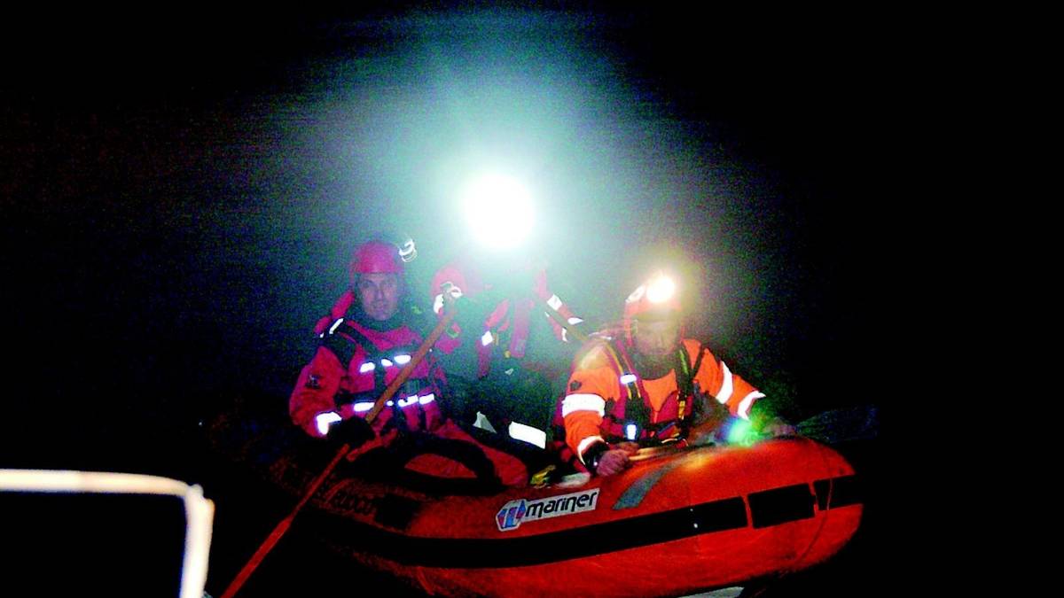 Trascinato dalla corrente si ribalta in canoa