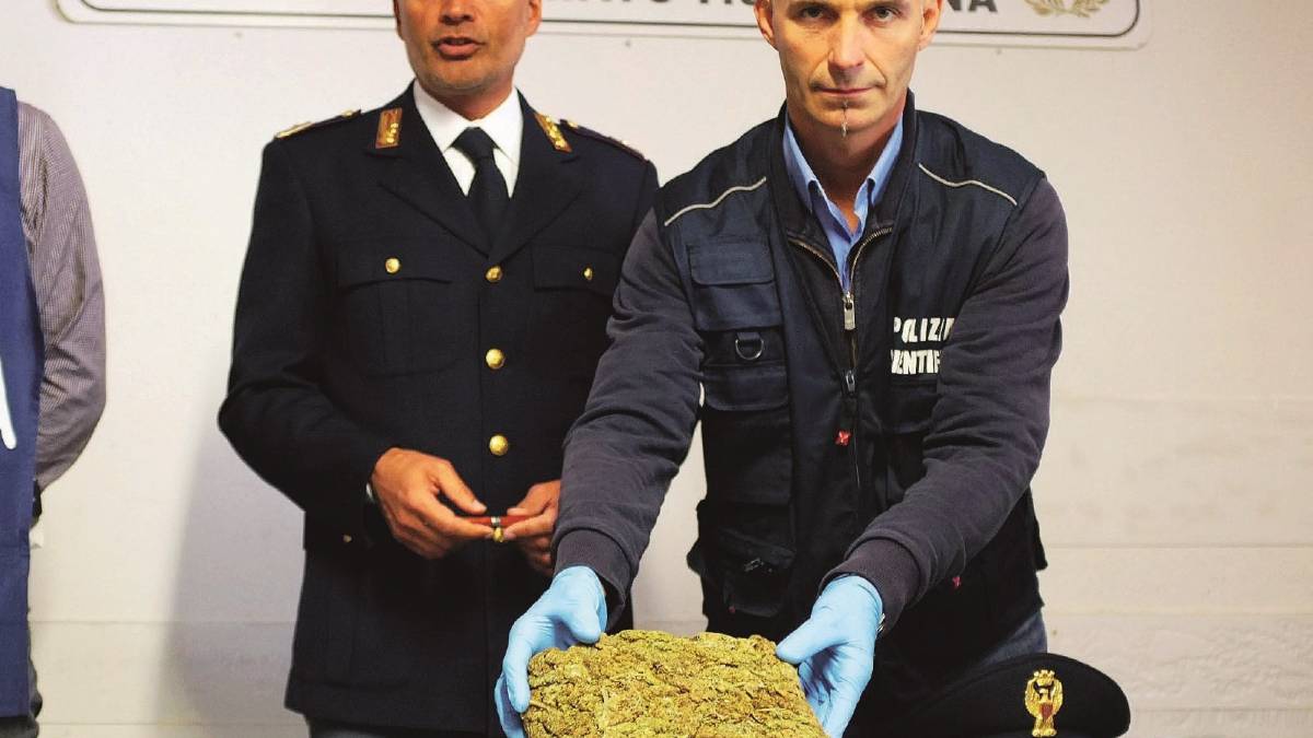 Preso con un chilo di marijuana