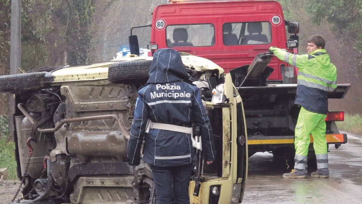 Via Sant'Aquilina, 67enne perde il controllo dell'auto e si ribalta. Grave
