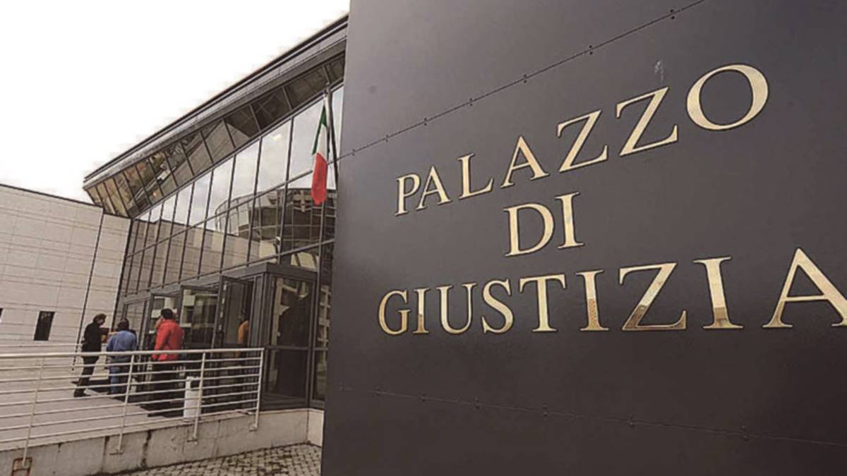 Mazzette, capitano condannato e degradato