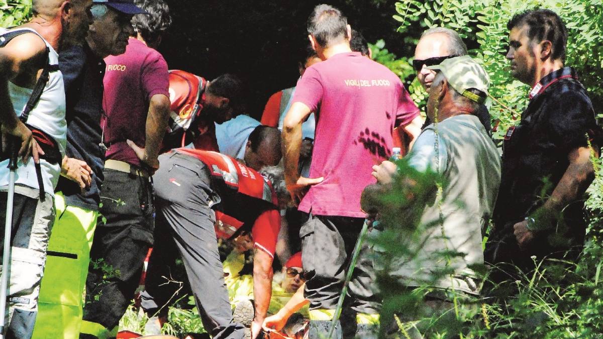 Frattura sul sentiero: salvata nel bosco dopo una notte all'addiaccio