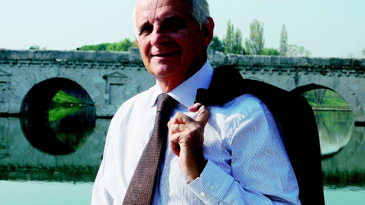 Video porno a raffica, attacco hacker a Roberto Piva