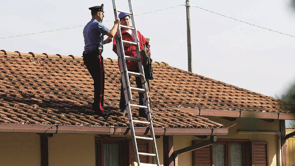 Sceso dal tetto dopo due ore di trattative