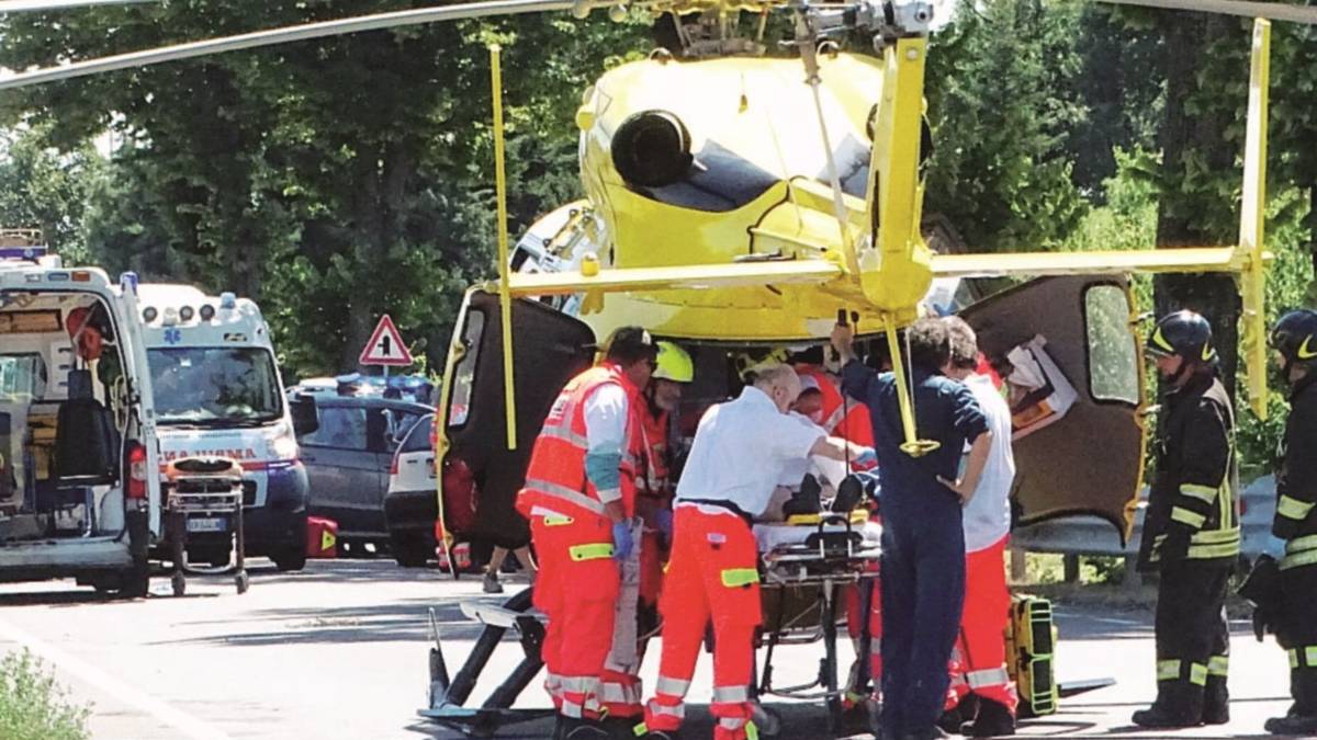 Tragico schianto frontale sulla via Emilia
