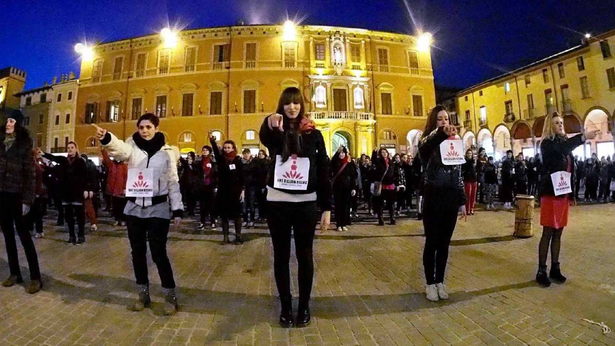 No alla violenza sulle donne, flash mob in piazza Cavour
