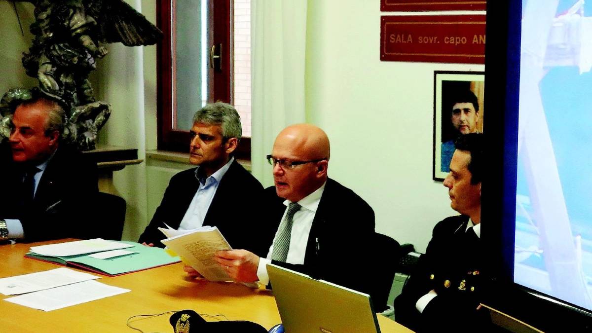 I furbetti del cartellino, la questura fa pulizia in casa