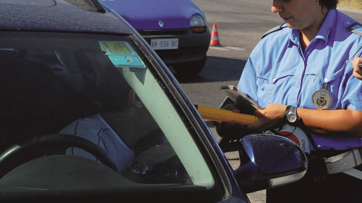 Al volante col telefonino: 600 multe