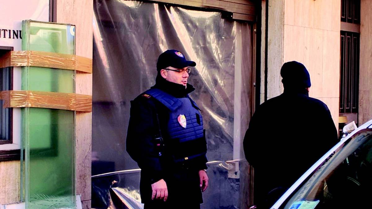 Sfondano una banca e fuggono con 65mila euro