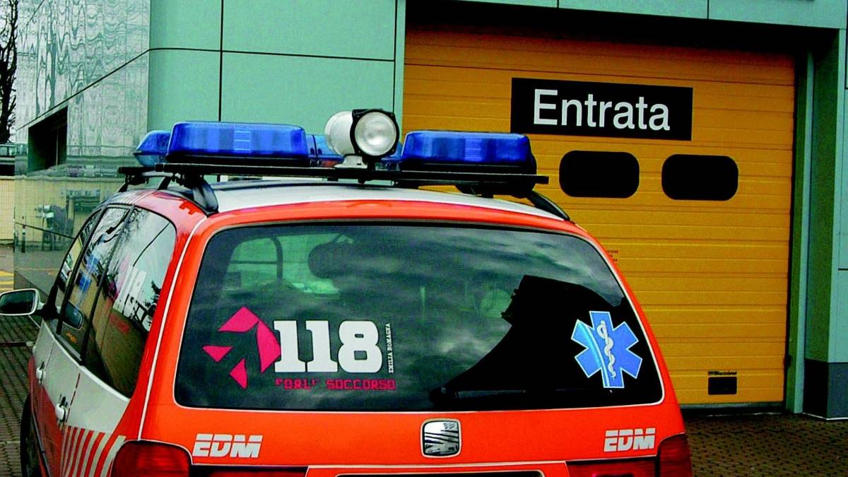 Massacrato di botte dai datori di lavoro davanti al figlioletto