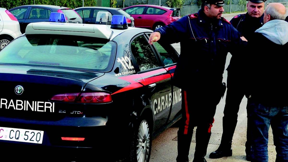 Pistola in mano rapinano socio del Conad