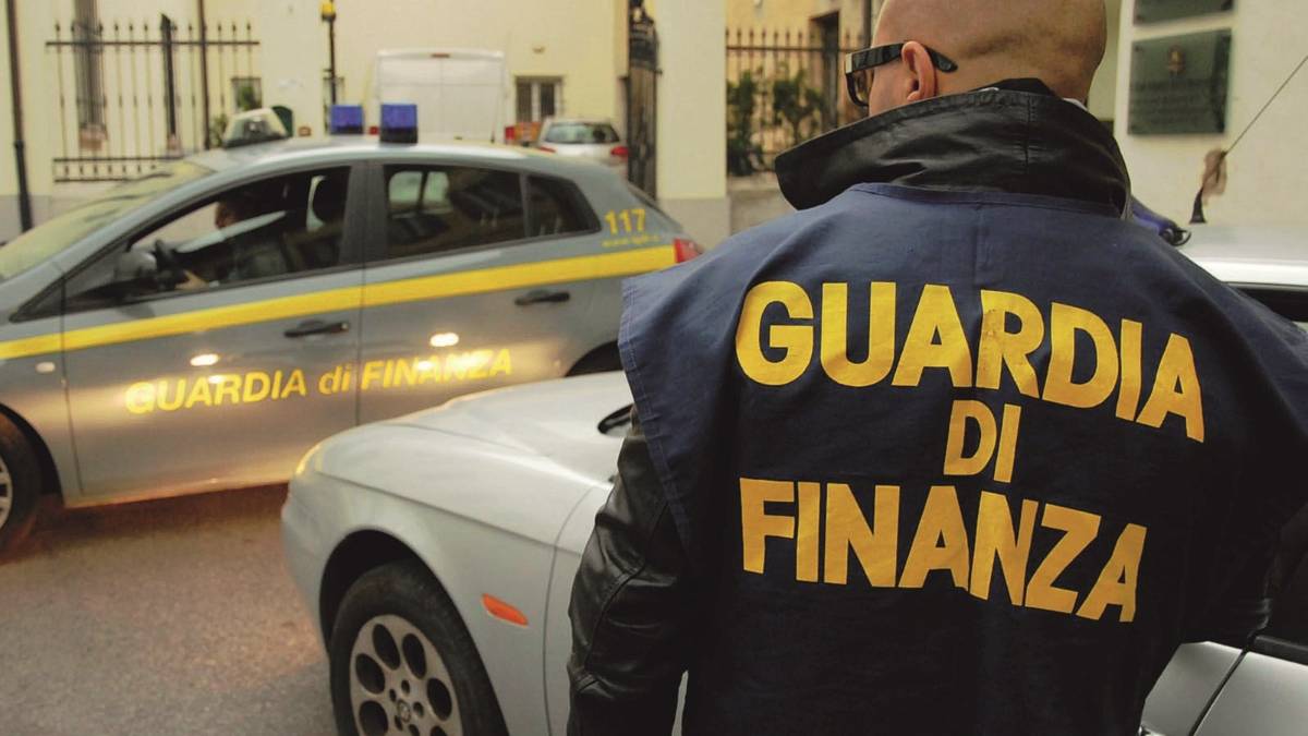 Falsa invalida a spasso con il cane