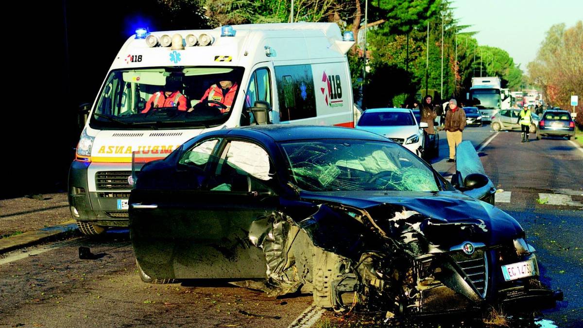 Ubriaco e sotto l'effetto di droghe travolge un pedone e scappa