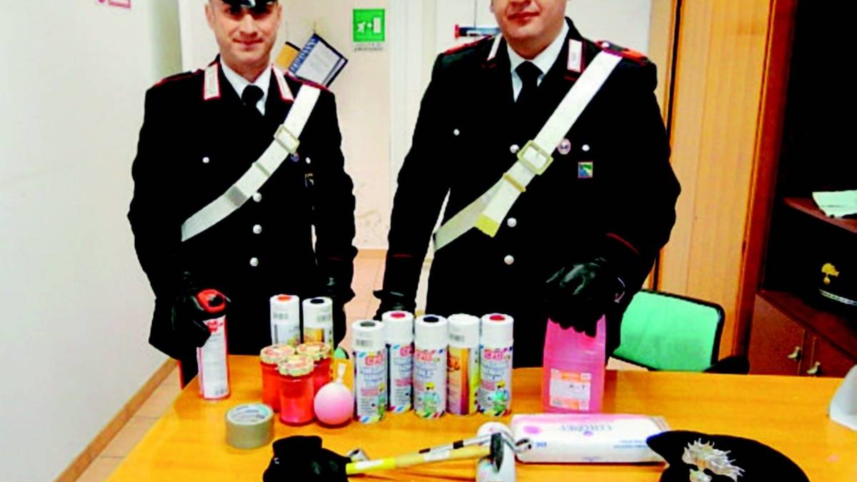 Raid vandalico contro le case e il ritrovo dei cacciatori