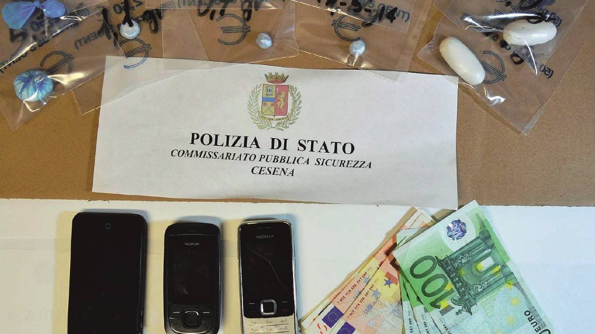 Inghiotte droga all'arrivo della polizia