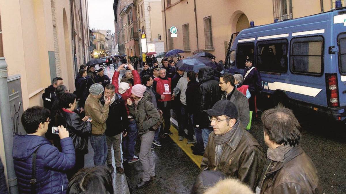Poletti contestato evita il presidio