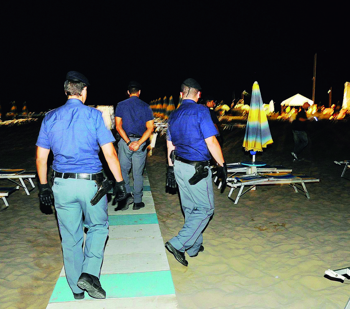 Violenza in spiaggia a Rimini. «Aiutatemi a ricordare»