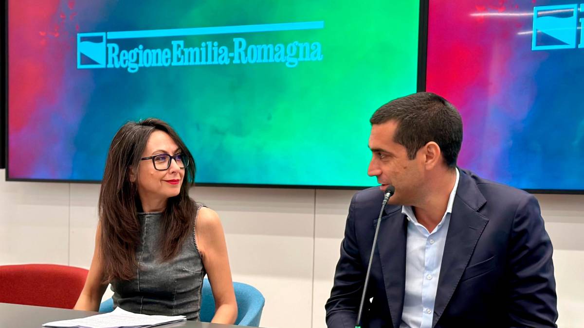Da sinistra l’assessora ad Ambiente, Programmazione territoriale, Mobilità e Trasporti Irene Priolo e il presidente della Regione Michele de Pascale