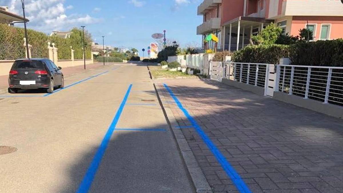 Milano Marittima, le strisce blu del parcheggio sul marciapiede diventano virali: Diteci che stiamo sognando