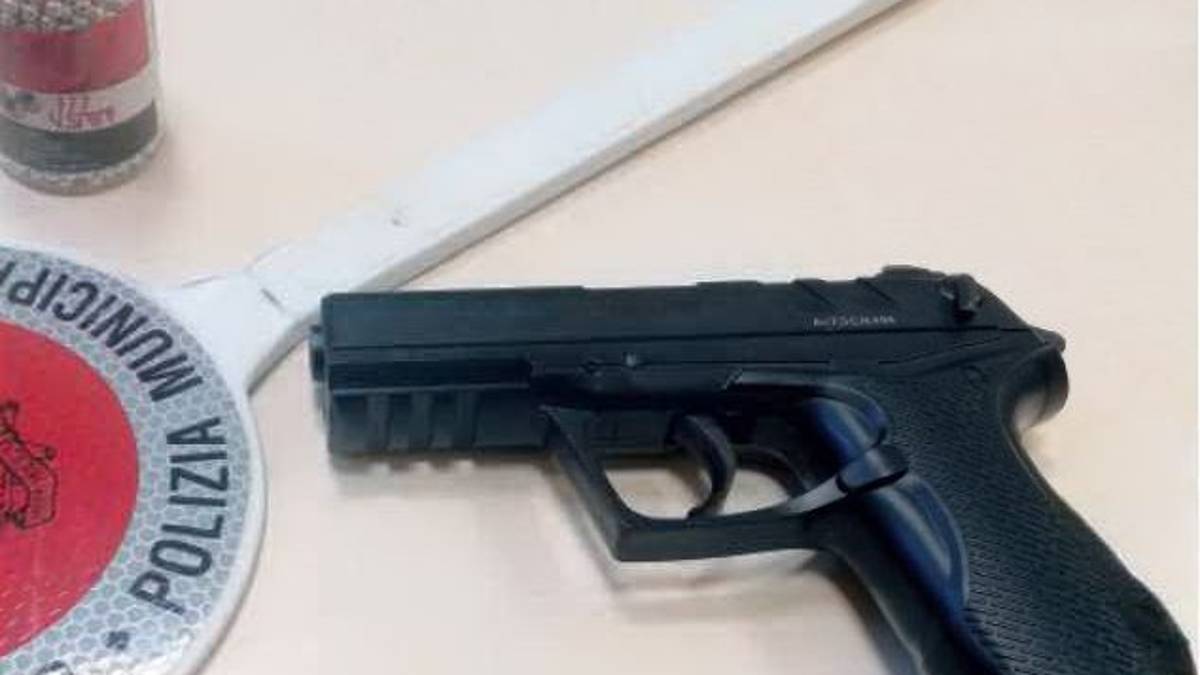 Ravenna, aggredisce agenti e ruba pistola: paura in zona stazione