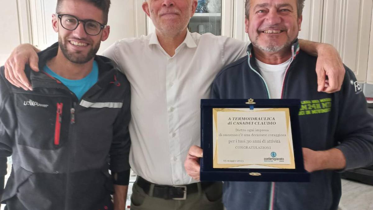 In piedi alle 5 e mezza e alle 8 di sera ancora in giro, lavorare bene rende felici: premio all'installatore di Longiano