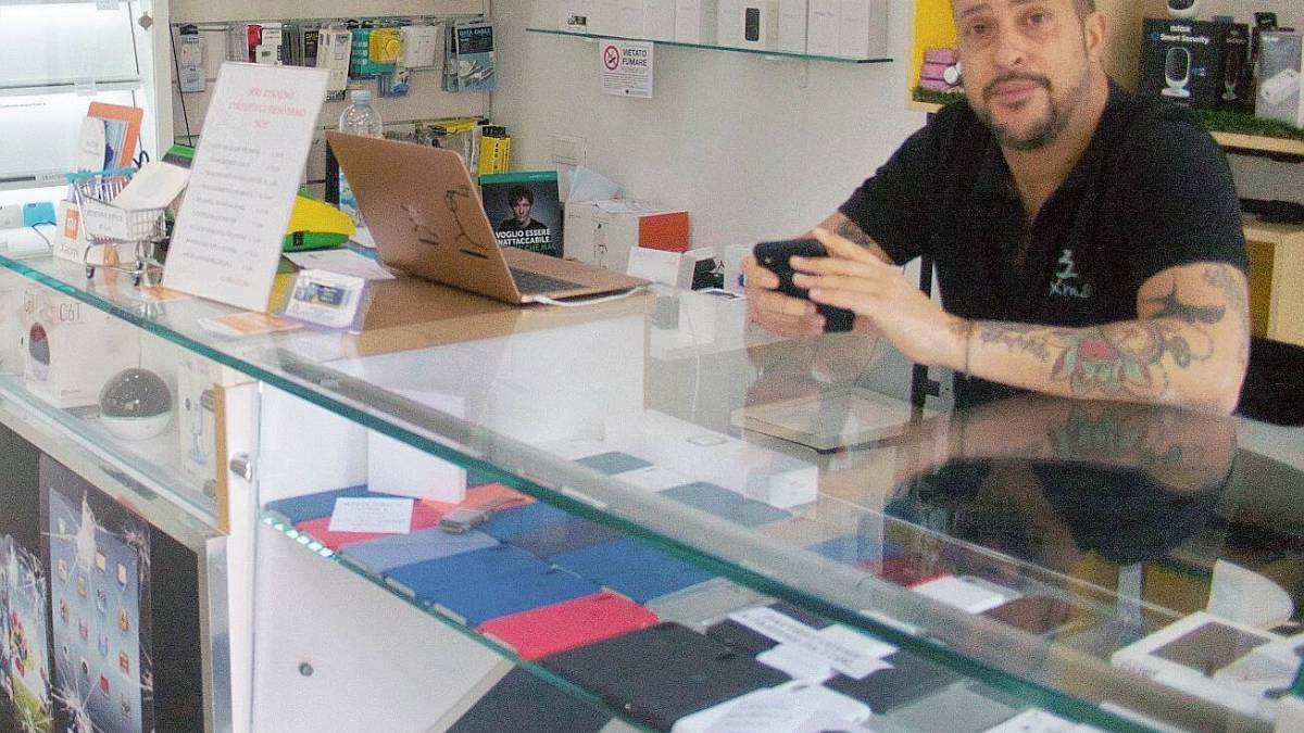 Razzia di telefoni, titolare assiste al furto in diretta del negozio di Ravenna da Hong Kong