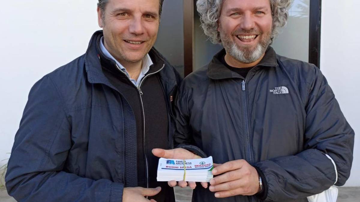 Famija Arciunesa dona 3500 euro in buoni spesa alla Caritas