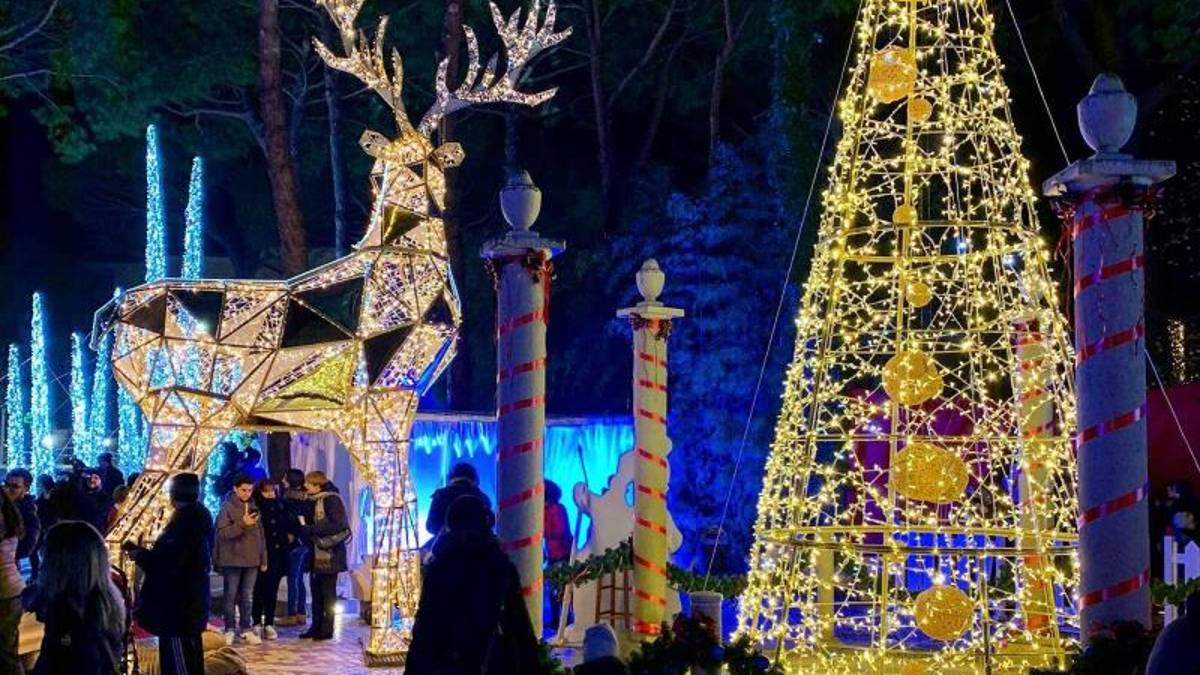 Milano Marittima, sfreccia contromano e abbatte la recinzione del villaggio di Babbo Natale