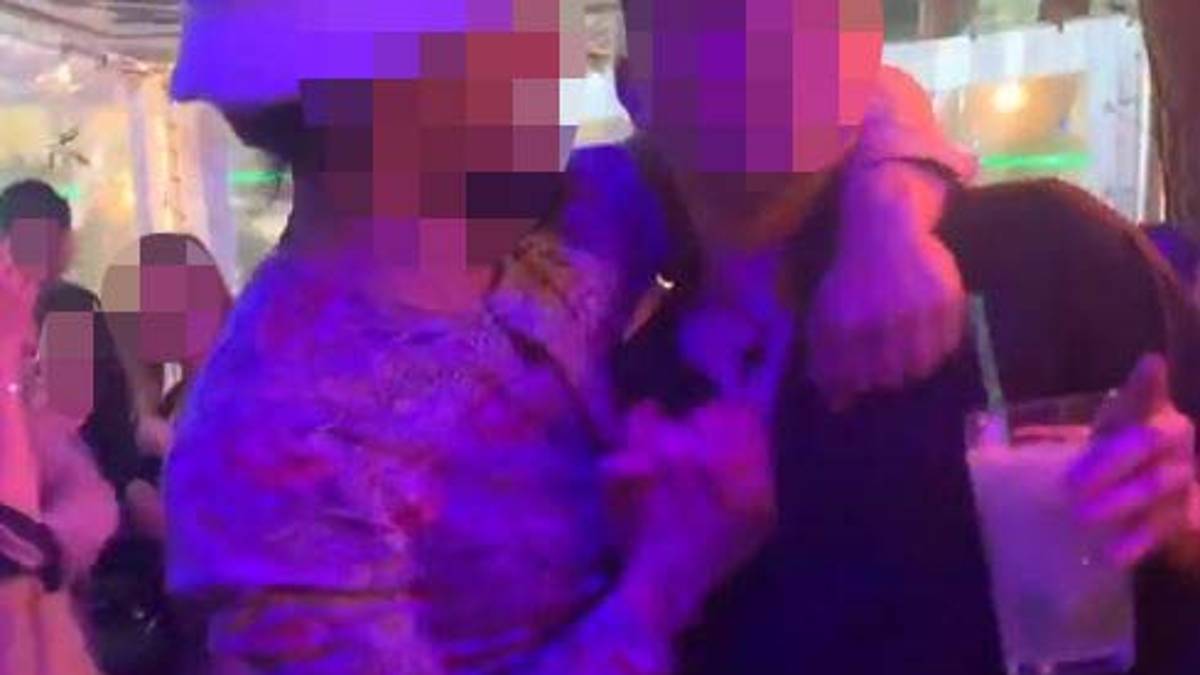 Baci e balli senza mascherina, video choc dalla movida cervese