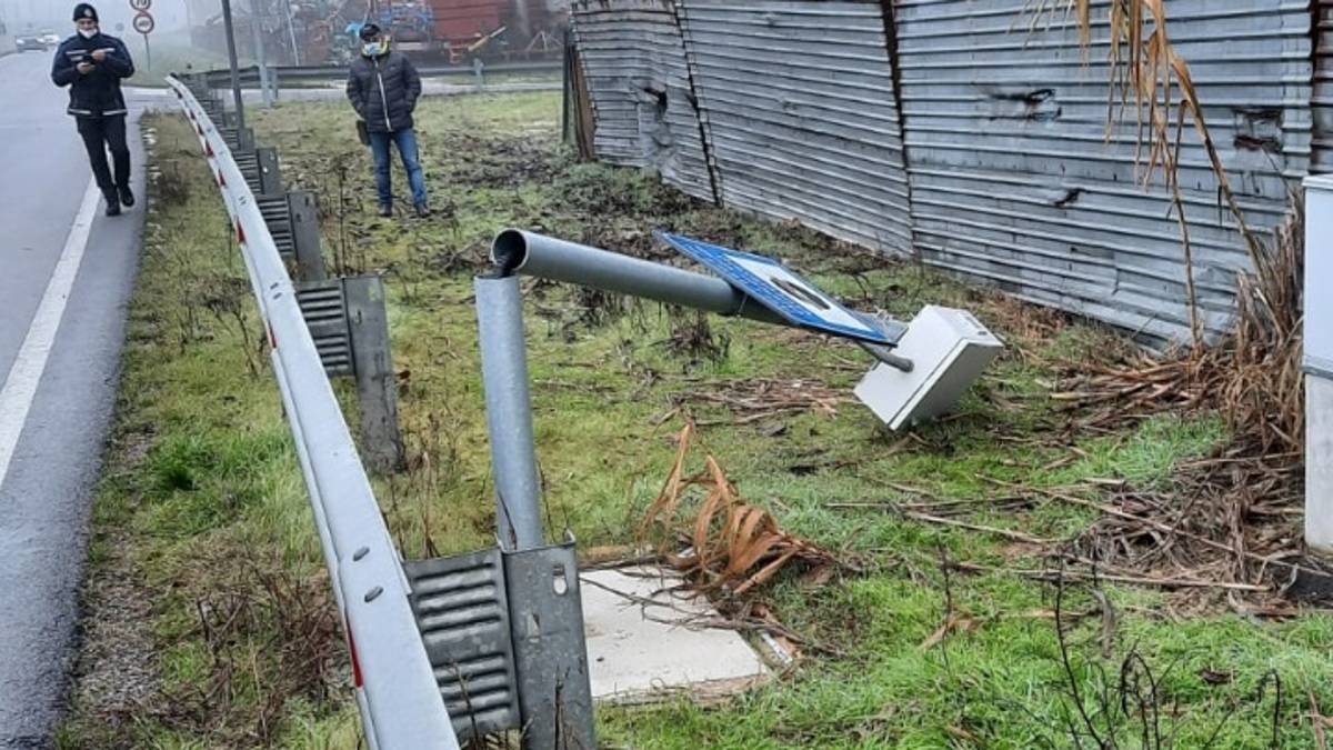 Lugo. Segato il palo dell'autovelox