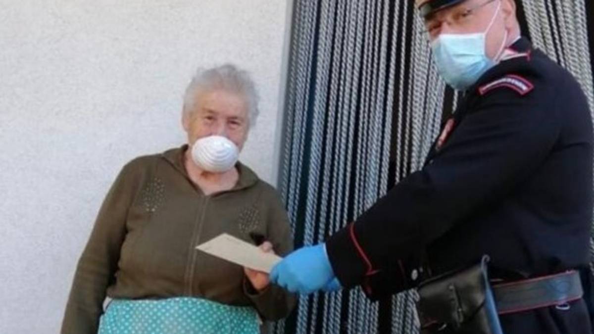 La pensione consegnata a casa dai carabinieri