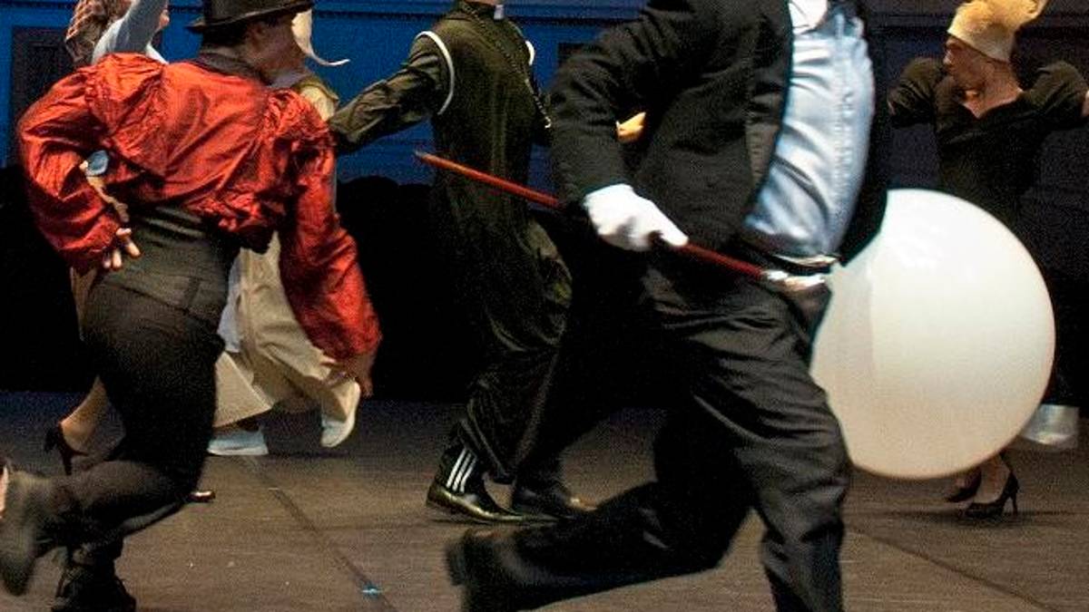 Felliniana di Artemis Danza al Galli di Rimini