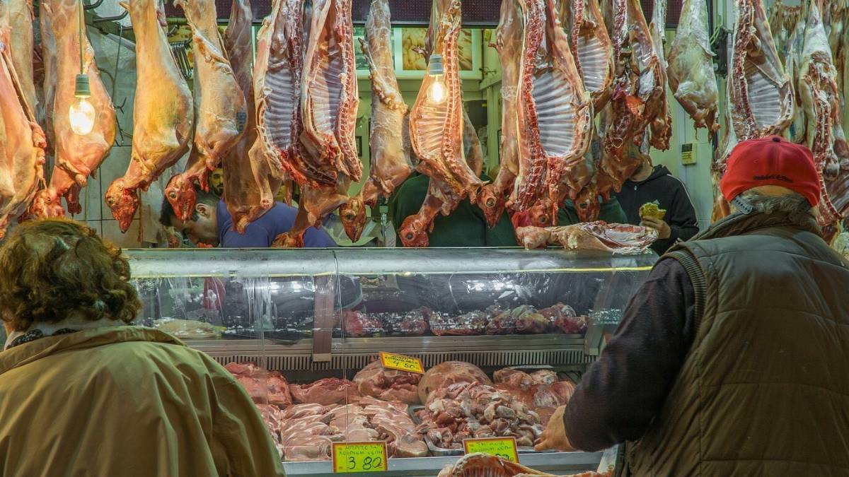 Palpeggiata nella cella frigorifera a Lugo, macellaio accusato di violenza sessuale