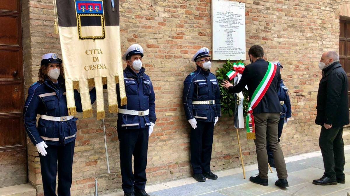 Cesena, giornata della memoria: una corona alla lapide di Palazzo del Ridotto