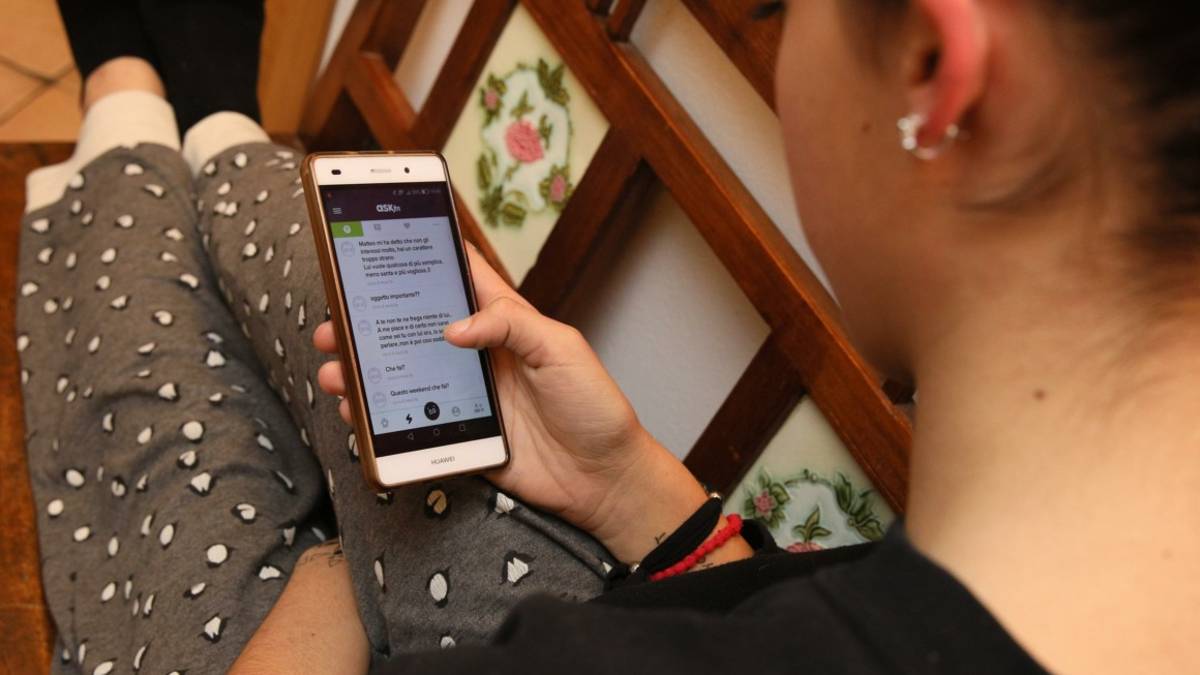 Cesena, sprona gli studenti ad uscire insieme e raccontare dettagli erotici in cambio di bei voti: prof sospeso