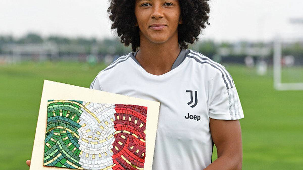 L'Ancri di Ravenna premia con il tricolore in mosaico la calciatrice Sara Gama