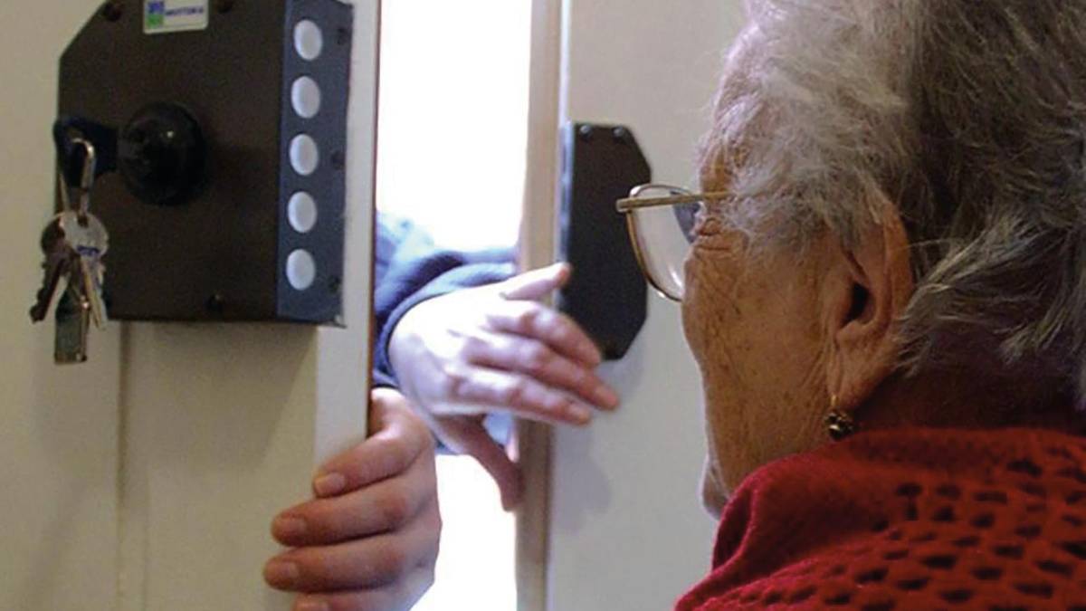 I truffatori tentano di entrare in casa con una scusa (immagine d’archivio)