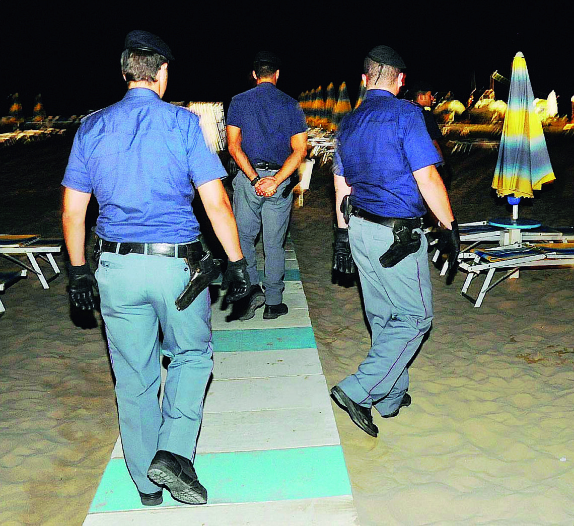 Due ragazzine violentate da un 16enne in spiaggia a Rimini