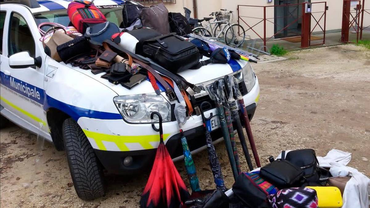 Un’operazione di contrasto all’abusivismo commerciale (foto di Archivio)