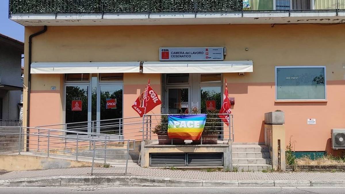 Cesenatico, la sede della Cgil ripulita dalle scritte