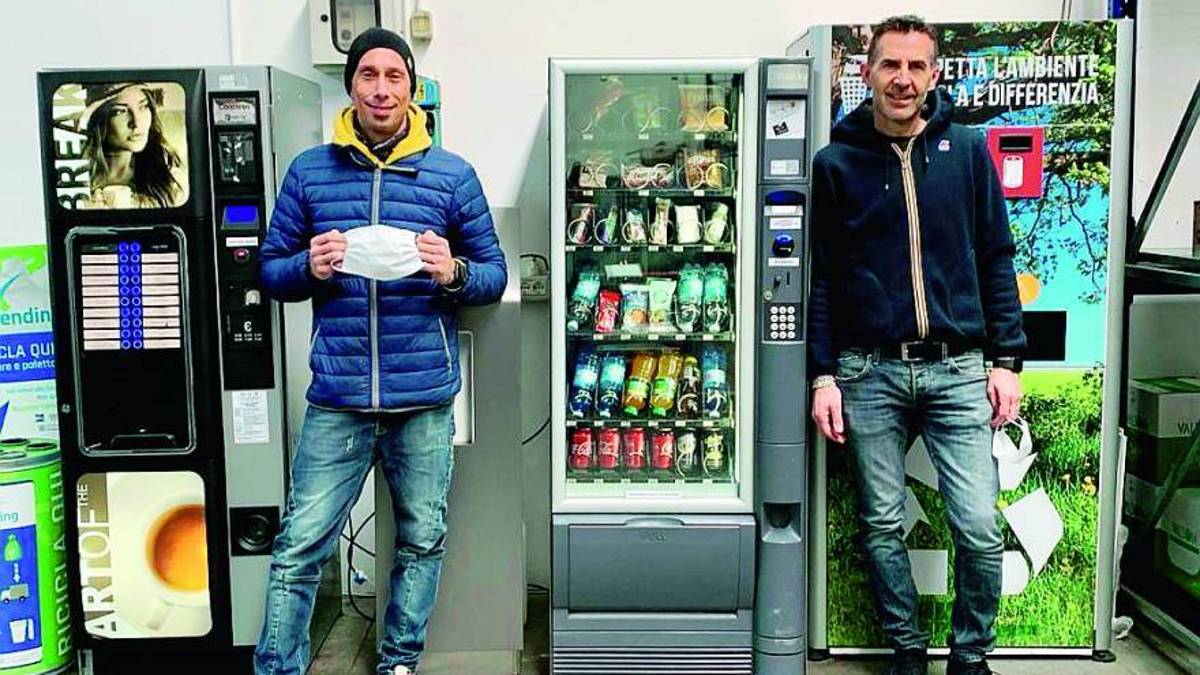 Coronavirus a Cesena. Gel e mascherine di fianco allo snack