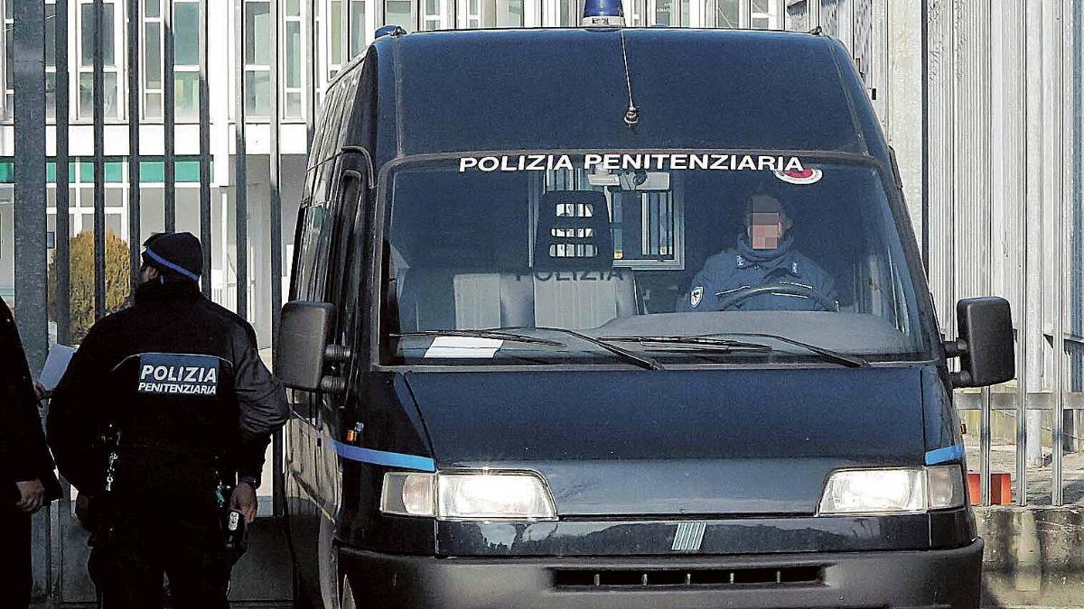 Ravenna, a fuoco un'auto di un ex carcerato e di un'altra guardia penitenziaria