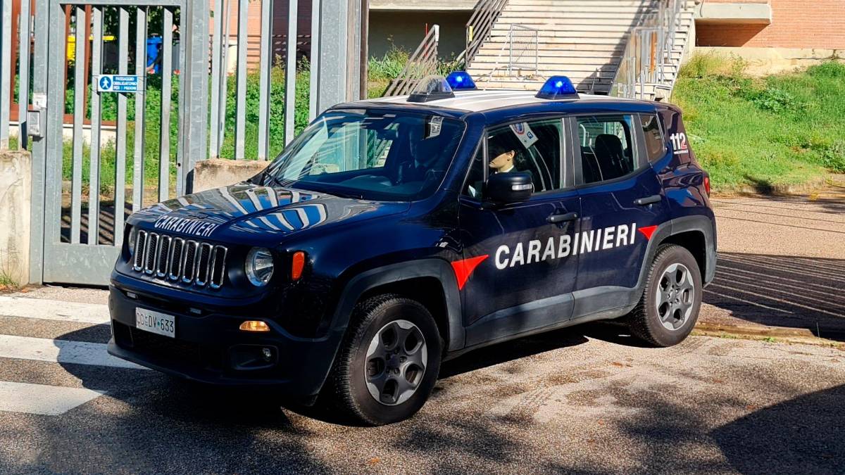 Meldola, violenza fisica e minacce: scattano divieto di avvicinamento e braccialetto elettronico per un 38enne