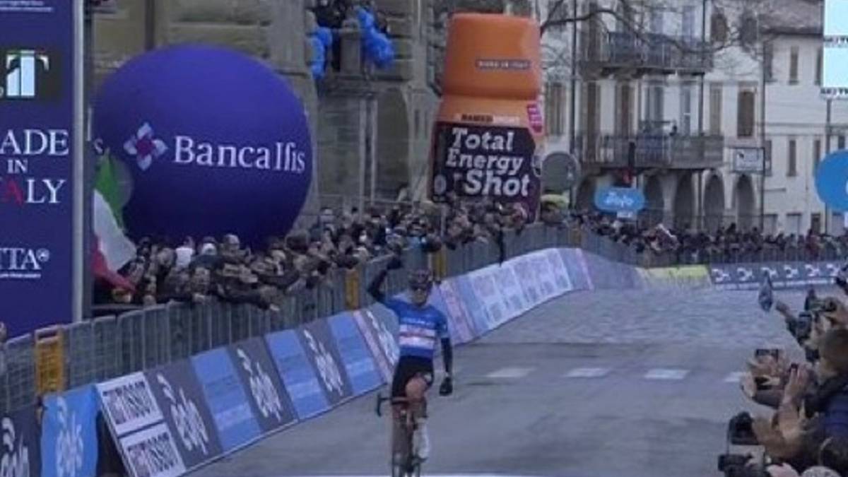 Ciclismo, Tirreno Adriatico: Tadej Pogacar trionfa in Carpegna