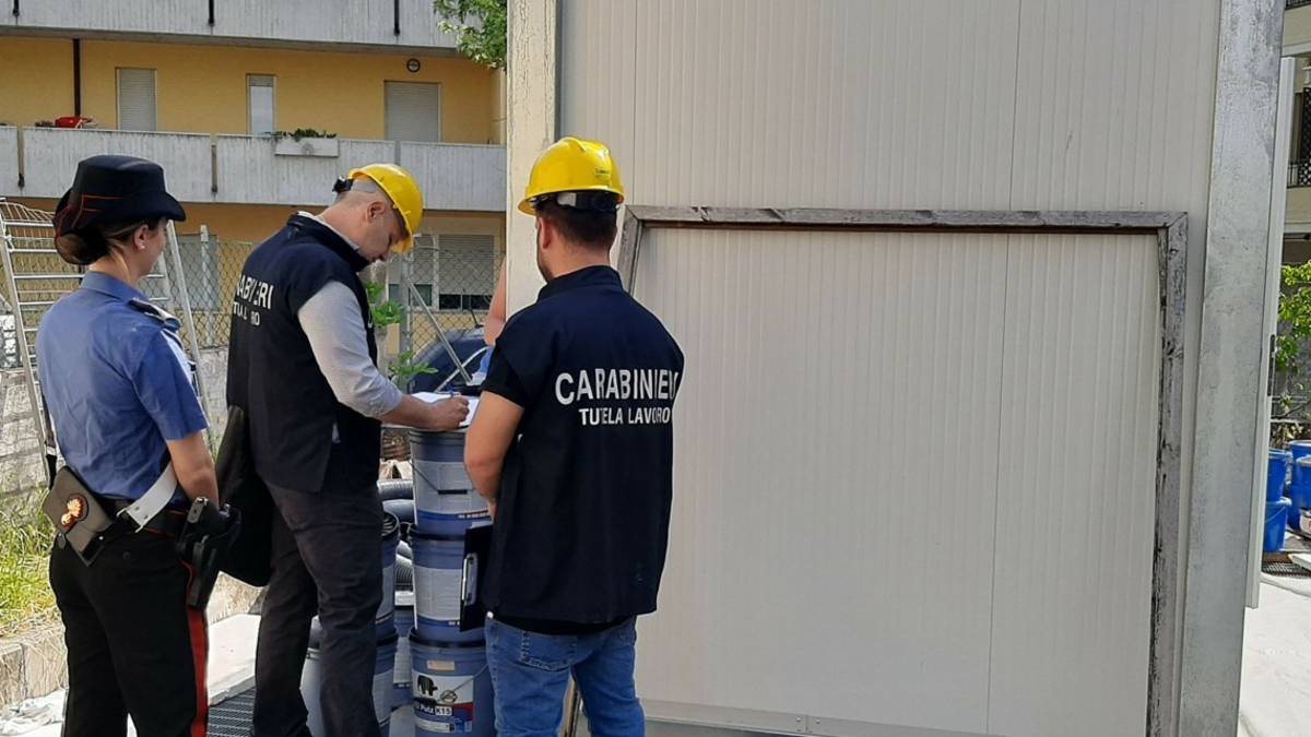 Dieci lavoratori irregolari e quattro in nero: multe per 62mila euro nei cantieri di Forlì-Cesena