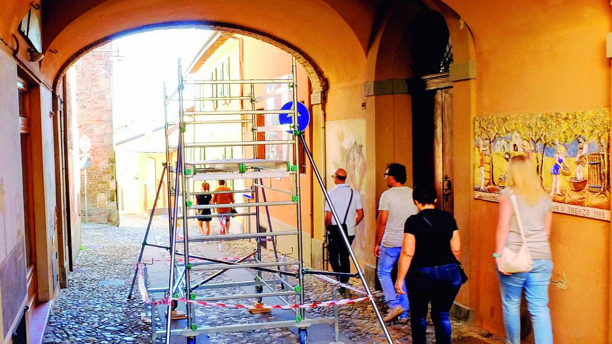 Sui muri di Dozza le “Emozioni Urbane” della nuova biennale