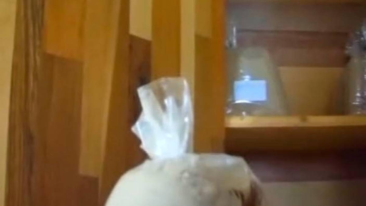 Un sacchetto della “pozione”; sopra Orfeo Bindi